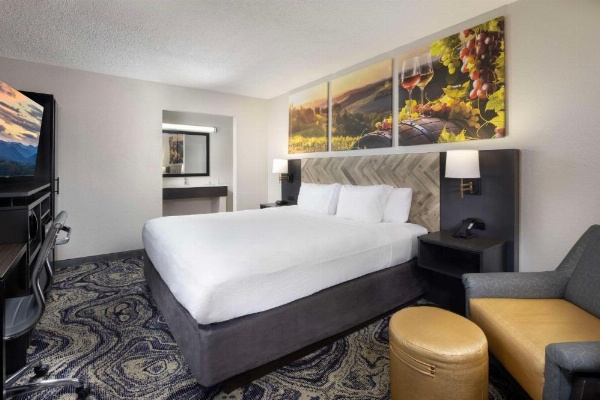 Clarion Inn Biltmore Village image 22